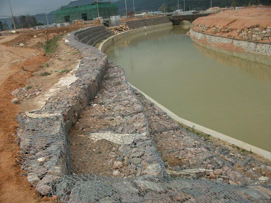 石籠網(wǎng)防護(hù)工程抗沖擊性的優(yōu)勢(shì)特點(diǎn) 石籠網(wǎng)防護(hù)工程抗沖擊性的優(yōu)勢(shì)特點(diǎn)